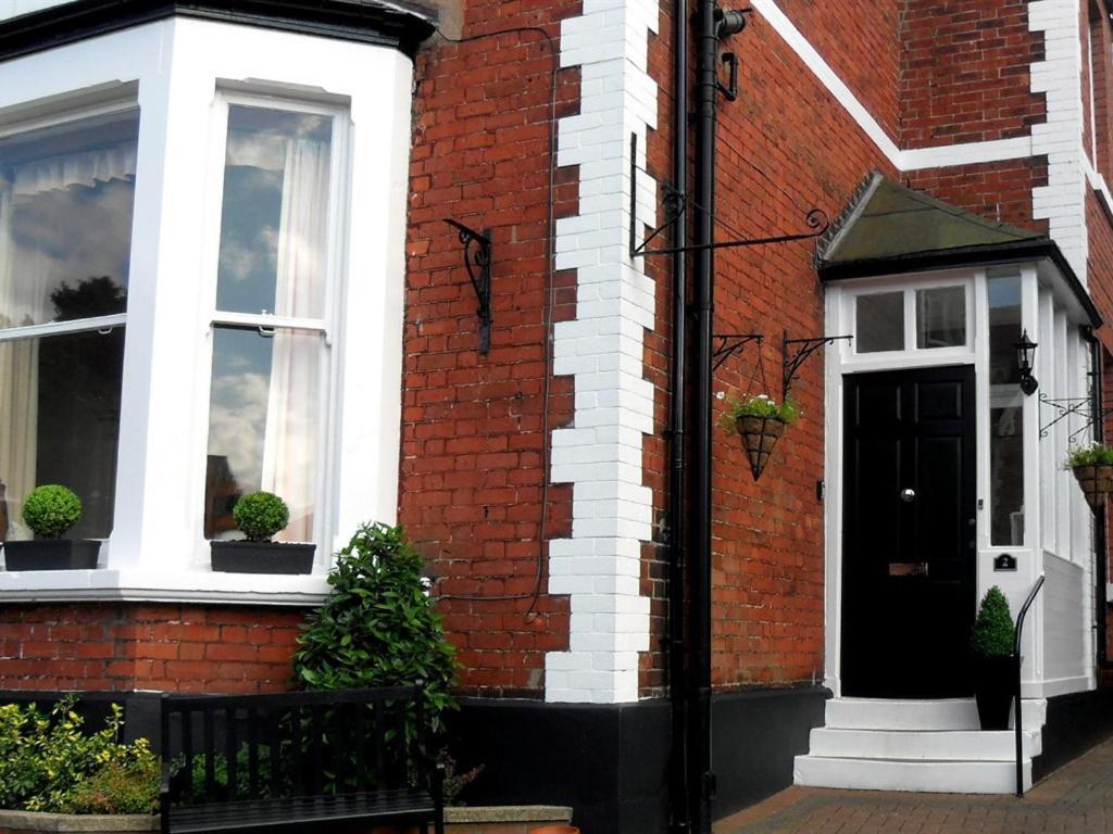 Powys Lodge Scarborough Exterior foto